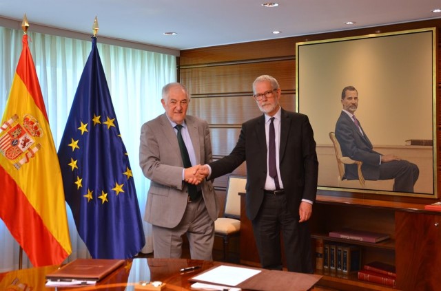 El Presidente del TC entrega una medalla al Secretario General emérito Javier Jiménez Campo